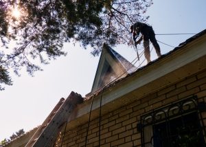 Read more about the article Mycie dachów latem, zimą, jesienią – kiedy jest najlepszy moment na czyszczenie?